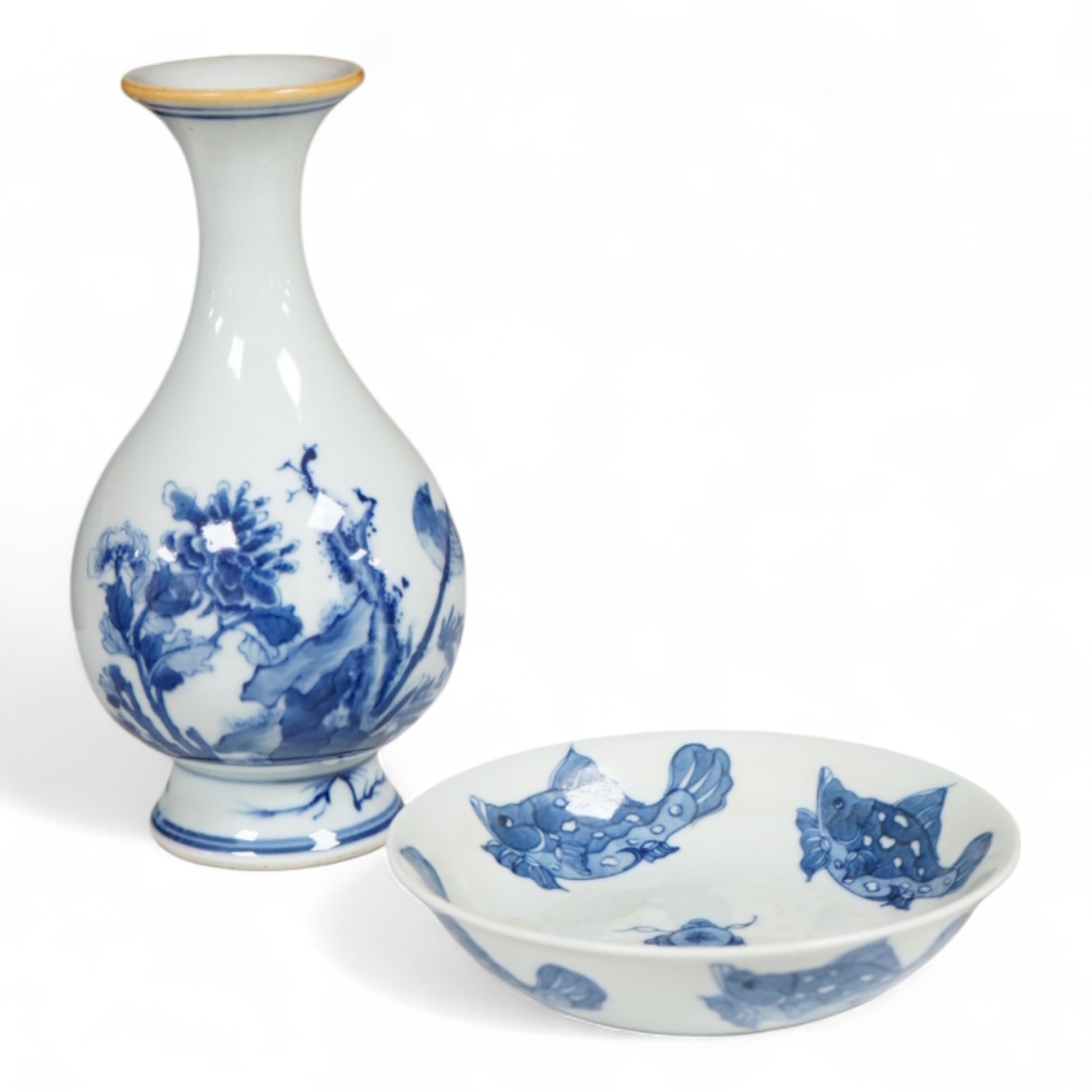 A Chinese blue and white vase and a ‘fish’ saucer dish, largest 19cm high